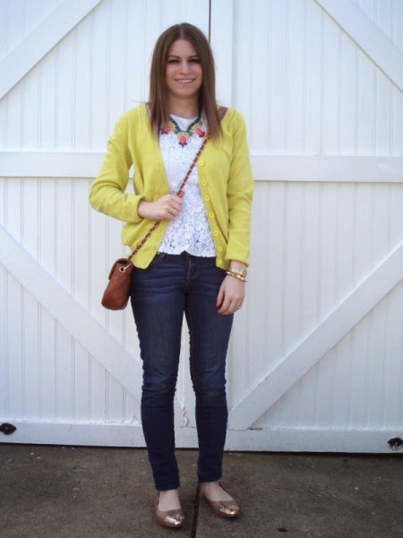yellow cardigan with white lace top and skinny jeans