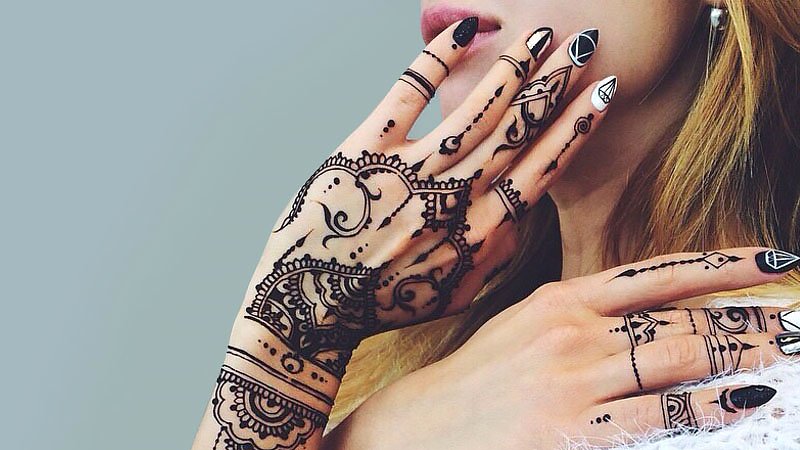 18 Gorgeous Henna Tattoos For Women In 2020 - The Trend Spott
