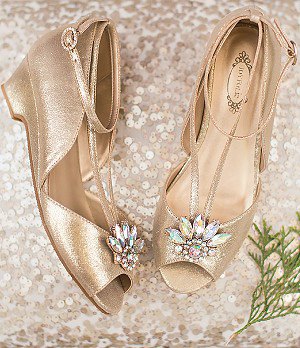 Gold kitten heels outfit ideas