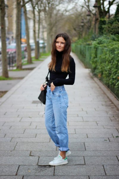 How to style high waisted mom jeans