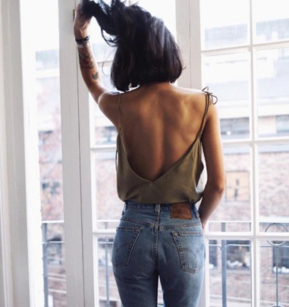 How to wear a backless top