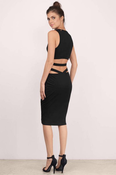 How to wear a black cropped dress