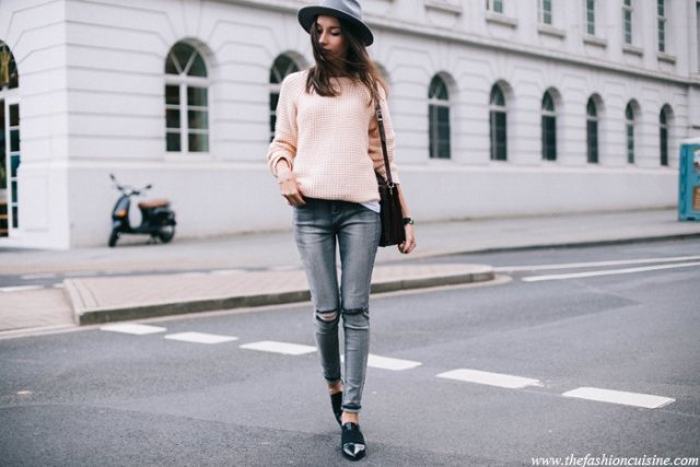 Light pink ribbed sweater with black felt hat and gray skinny jeans