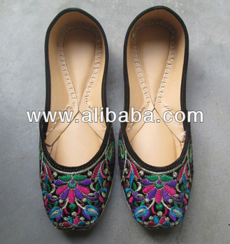 Traditional shoes for women