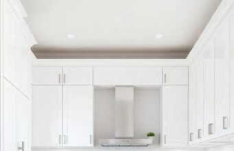 23 Stunning Combinations of White Kitchen Cabinets and Wood Floors for Timeless Elegance 23 Stunning Combinations of White Kitchen Cabinets and Wood Floors for Timeless Elegance