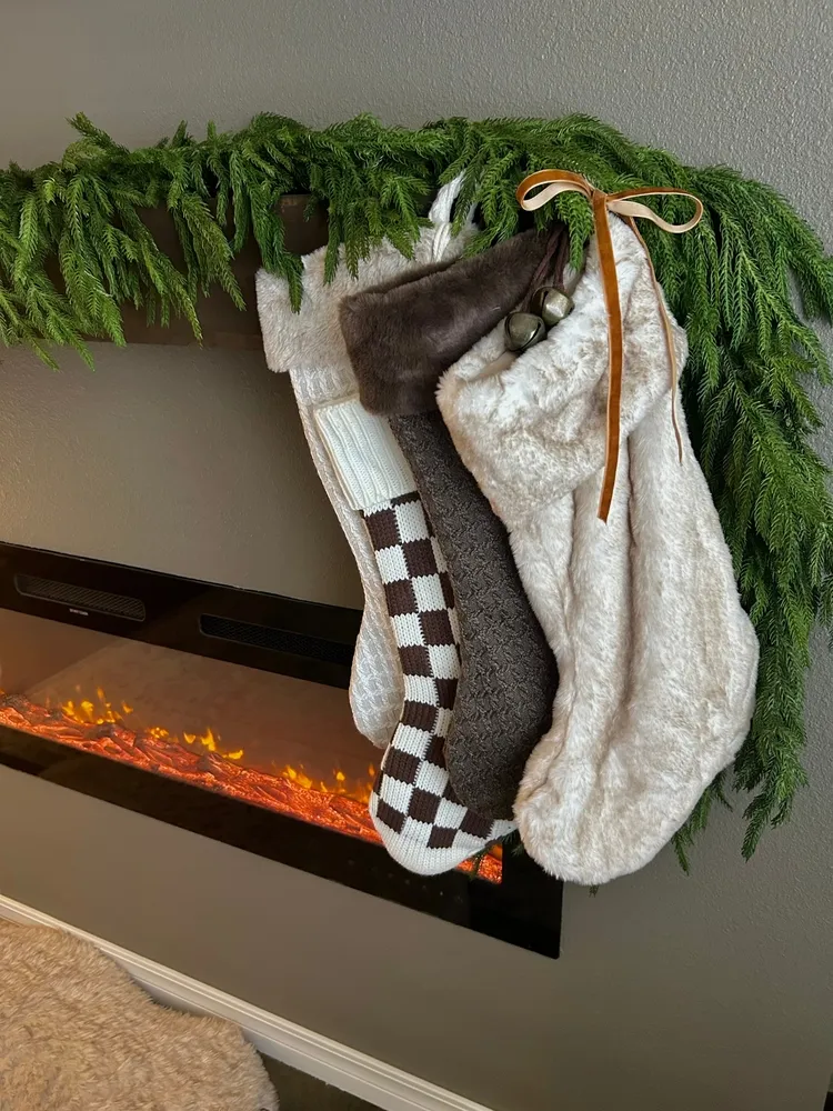 Asymmetrical garland with neutral stockings