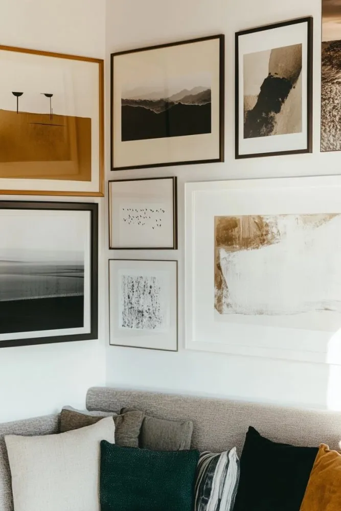 accent living room gallery wall ideas 4